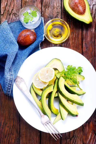 Salada de abacate em prato branco — Fotografia de Stock