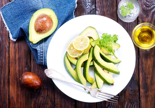 Салат с авокадо на белой тарелке — стоковое фото