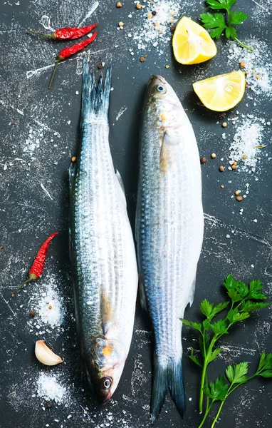 Rauwe vis op stenen tafel — Stockfoto