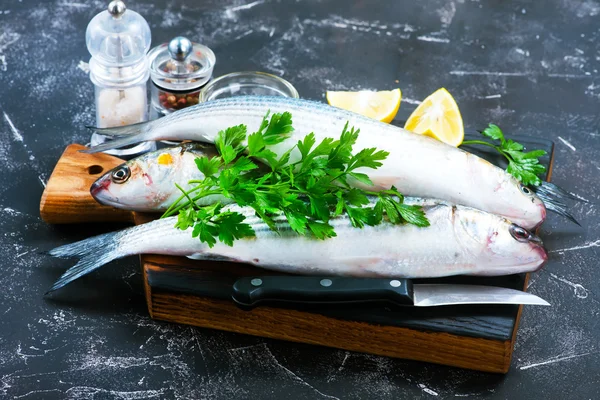 Peixe cru na mesa de pedra — Fotografia de Stock