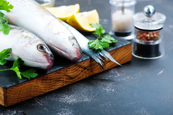 Surowe ryby na stole z kamienia — Zdjęcie stockowe