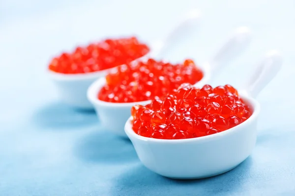 Caviar de salmón rojo en cuencos — Foto de Stock