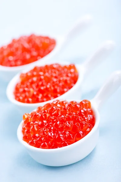 Röd lax kaviar i skålar — Stockfoto