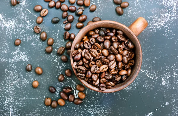 Grains de café dans la tasse — Photo