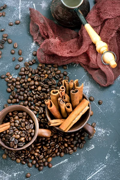 Grains de café et bâtonnets de cannelle — Photo