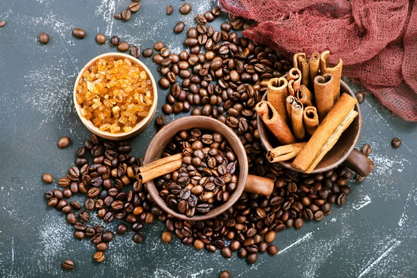 Кофейные зерна и коричные палочки — стоковое фото