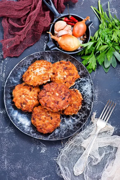 Chicken cutlets on black plate — Stock Photo, Image