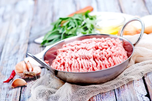 Мясо в миске — стоковое фото