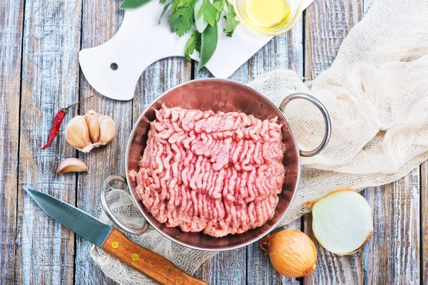 Köttfärs i skål — Stockfoto