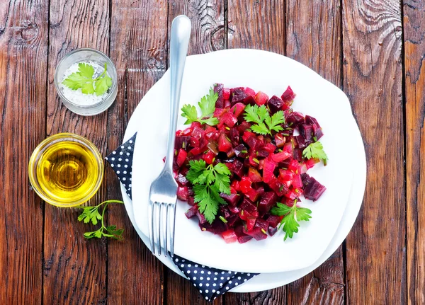 Salada de beterraba em prato — Fotografia de Stock