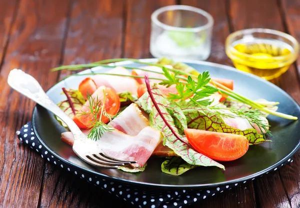 Ensalada fresca en plato — Foto de Stock