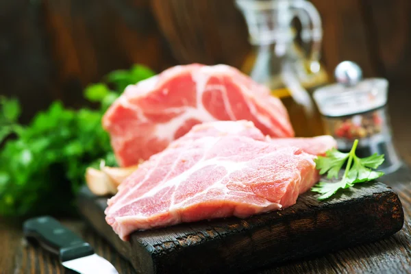 Fatias de carne crua — Fotografia de Stock