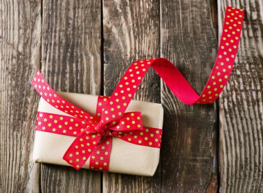 kırmızı kurdele ile hediye kutusu