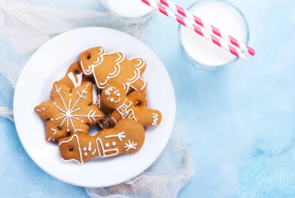 Biscoitos e leite na mesa — Fotografia de Stock