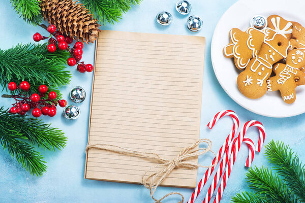 печенье и конфетки на столе
