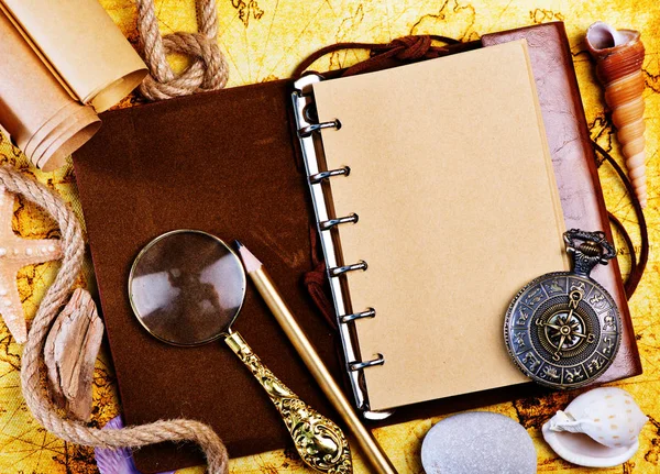 Caderno velho, loupe e bússola — Fotografia de Stock