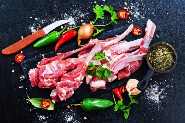 Tuz ve baharatlar ile çiğ et