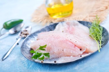 çiğ balık filetosu