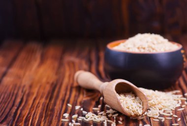 tahta kaşık ve kase çiğ pirinç