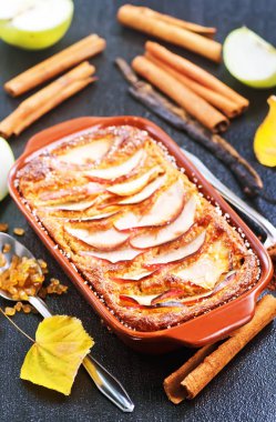 Kırmızı elma ile pişmiş pasta