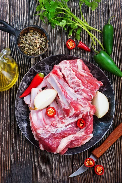 Carne crua com sal e especiarias — Fotografia de Stock
