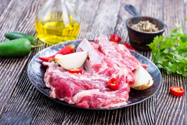 Carne cruda con sale e spezie — Foto Stock