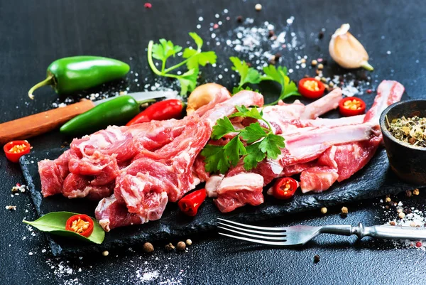 Сире м'ясо з сіллю та спеціями — стокове фото