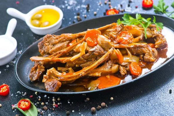 Carne frita con especias en la sartén —  Fotos de Stock