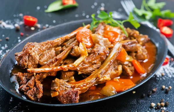 Carne frita con especias en la sartén —  Fotos de Stock