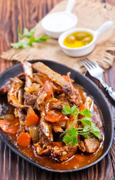 Carne frita com especiarias na panela — Fotografia de Stock