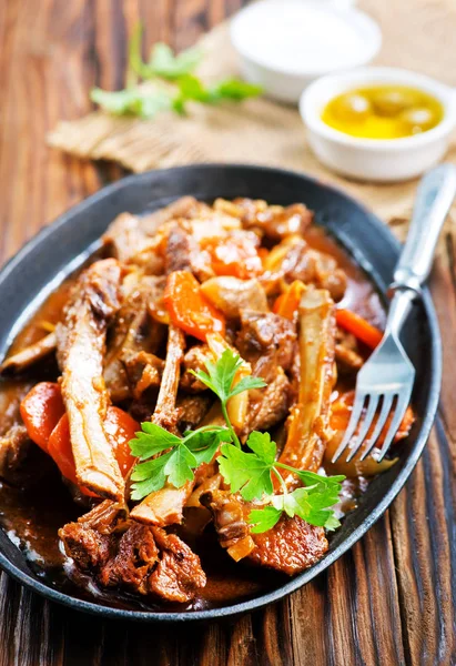 Carne frita con especias en la sartén —  Fotos de Stock