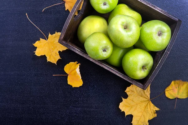 Pommes mûres sur une table dans un panier en bois — Photo