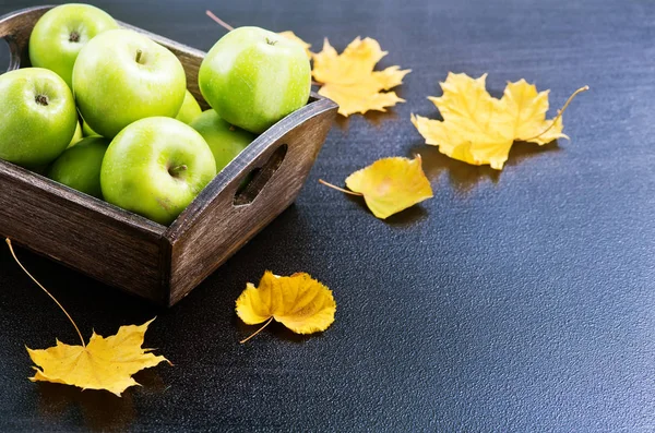 Ripe apples on a table in wooden basket — Stock Photo, Image