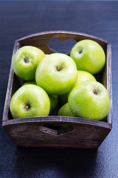 Mogna äpplen på ett bord i trä korg — Stockfoto