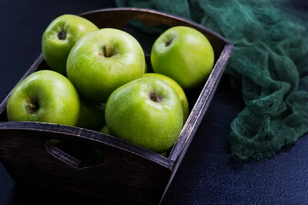 Manzanas maduras en una mesa en una canasta de madera — Foto de Stock