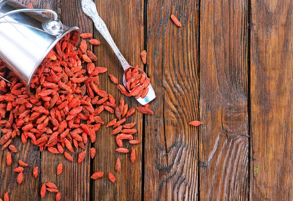 Bagas de Goji na mesa de madeira — Fotografia de Stock