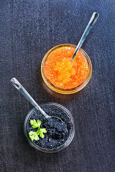 Caviar dans des bols en verre — Photo