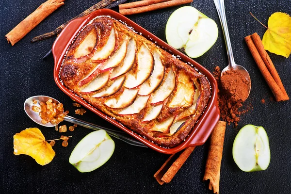 Bakade paj med röda äpplen — Stockfoto