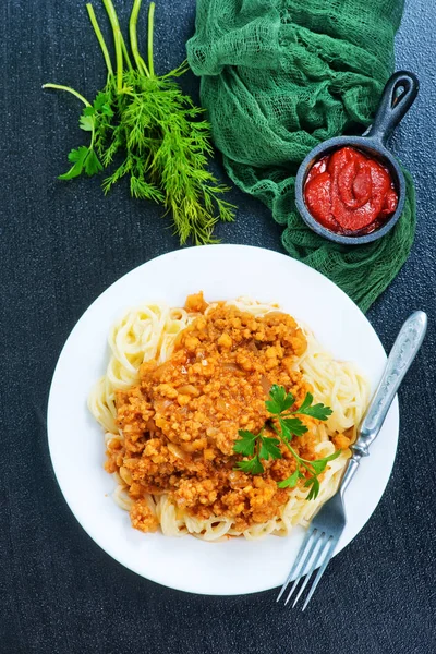 Macarrão com molho no prato branco — Fotografia de Stock