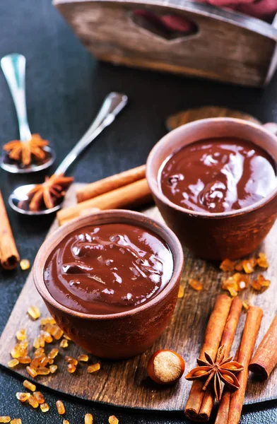 Warme chocolademelk in kopjes — Stockfoto