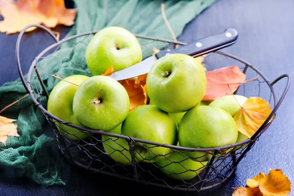 Ripe apples on a table — Stock Photo, Image