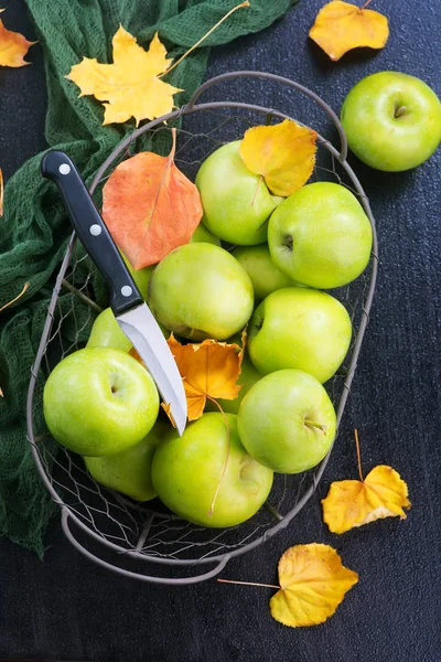 Ripe apples on a table — Stock Photo, Image