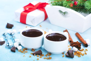 Baharatlı ve şekerli sıcak çikolata