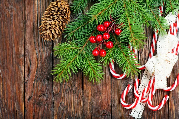 Bastones de caramelo y rama de abeto de Navidad — Foto de Stock