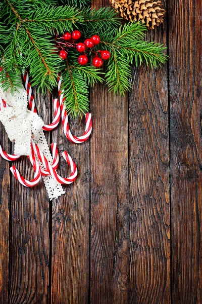 Bastones de caramelo y rama de abeto de Navidad — Foto de Stock
