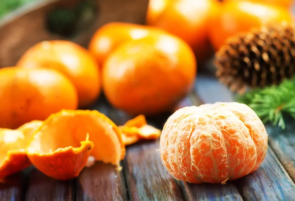 bir tablo üzerinde taze mandalina