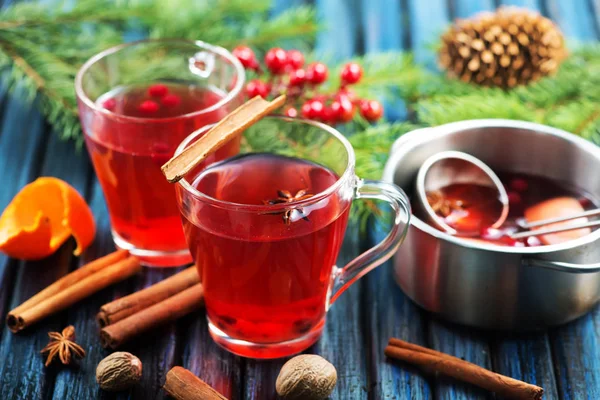 Weihnachtsgetränk mit aromatischen Gewürzen — Stockfoto