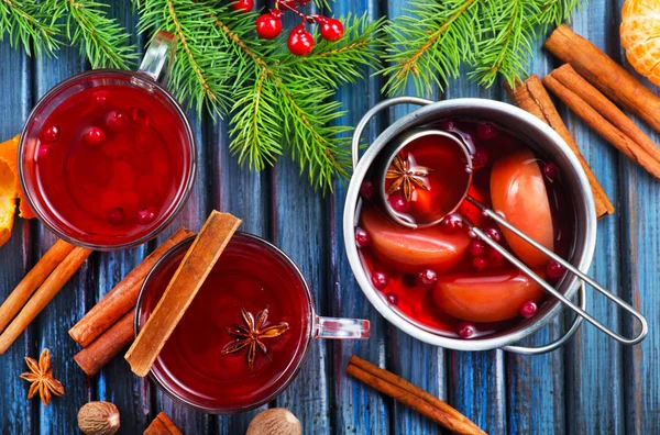 Kerst drankje met aroma specerijen en decoratie — Stockfoto