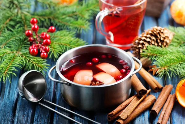 Kerst drankje met aroma specerijen en decoratie — Stockfoto