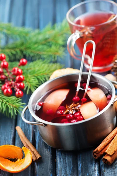 Kerst drankje met aroma specerijen en decoratie — Stockfoto